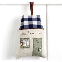 Personalisierte Bestickte Hängende Hausdekoration - Neues Zuhause Housewarminggeschenk Landhausdekor-Verzierung Stoffhausschild Für Tür von millyandpip