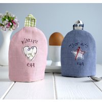 Personalisierte Gestickte Eierbecher Gemütlich - Gekochte Ei-Abdeckung Geschenk Für Geburtstag, 2. Baumwolle Oder 4. Jahrestag Frühstückstisch von millyandpip