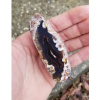 Wahnsinnsrote Und Dunkelblaue Anreicherungsachat Montana Poliertes Uv-Fluoreszierendes Exemplar von mineralmercantile