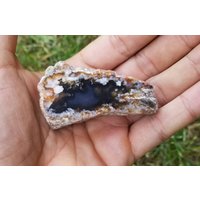 Schwarz & Blauer Befestigungsachat Mit Weißen Pflaumen Naturpoliertem Stein | Montana von mineralmercantile