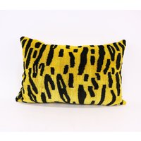 Tiger Samt Ikat Kissen, Samtkissen, Kissenbezug, Dekokissen, Handgemachtes Home Decor Kissen von minzifahandcraft