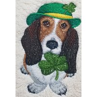 st. Patrick's Day Handtuch - Basset Hound Besticktes Badetuch Schürze Fingerkuppentuch-Küchentuch von misty1718
