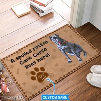 Cane Corso Teppich, Fußmatte, Ein Verwöhnter, Fauler Hund Lebt Hier, Willkommen Perfektes Geschenk Für Hundeliebhaber von miumaxgifts