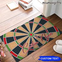 Dart Bord Personalisierte Fußmatte, Darts Teppich, Matte, Dieses Haus Läuft Auf Geschenk Für Spieler von miumaxgifts