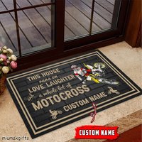 Dieses Haus Läuft Auf Motocross Fußmatte, Teppich, Matte, Geschenk Für Spieler, Fußmatte Zuhause von miumaxgifts