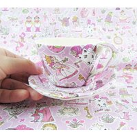 Made-To-Order | 1 - 2 Wochen- Liberty Textil Teetasse Mit Untertassen Ornament- Alice Im Woderland- Blasslila von miwary