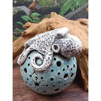 Keramik Lichtkugel Mit Oktopus Leuchtkugel Windlicht Gartendeko Gartenkeramik Unikat Handgemacht Geschenk Maritim Fairygarden Keramik Lichtkugel Mit Oktopus Leuchtkugel Windlicht Gartendeko Gartenkeramik Unikat Handgemacht Geschenk Maritim Fairygarden von mjArtsKeramik