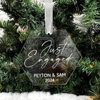 Gerade Verlobtes Paar Personalisierte Acryl Weihnachtsverzierung Mit Namen Und Jahr von mncelebrations