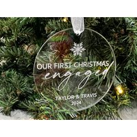 Unser Erstes Weihnachtsverlobtes Paar Personalisierte Acryl Weihnachtsverzierung Mit Namen Und Jahr von mncelebrations