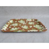 Großes Serviertablett Aus Metall Mit Retro Gänseblümchen Muster Großes Serviertablett Aus Metall Mit Retro Gänseblümchen Muster von modernster