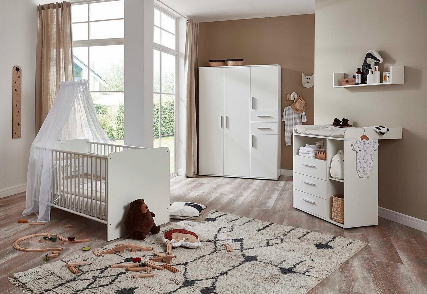 moebel-dich-auf Babymöbel-Set ALIYA 5, (in weiß, Babybett + Wickelkommode + Kleiderschrank 4-türig), optional mit Matratze, Umbauseiten-Set oder Textil-Set von moebel-dich-auf