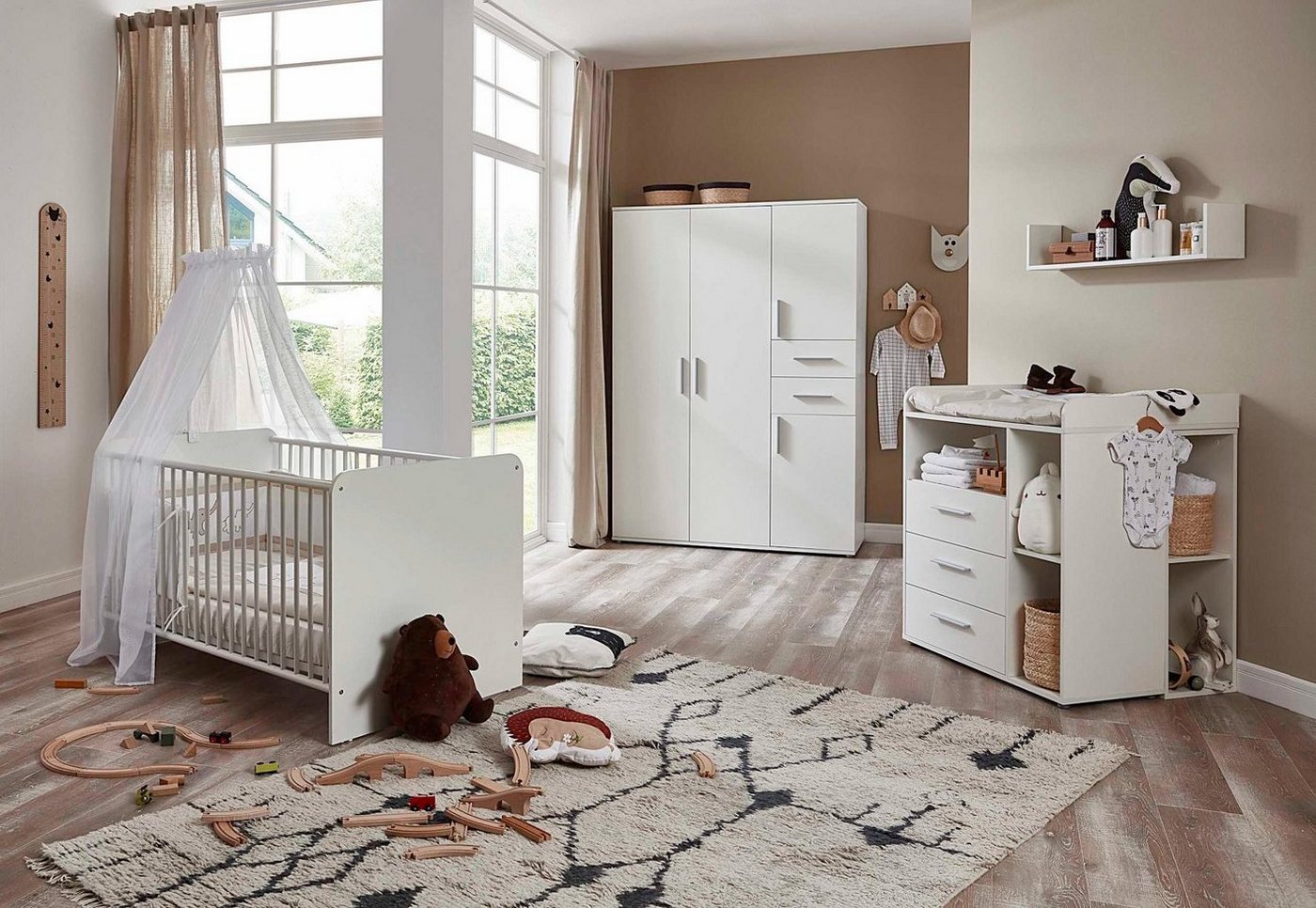 moebel-dich-auf Babyzimmer-Komplettset ALIYA 6, (in weiß, Babybett + Wickelkommode + Unterbauregal-Set + Kleiderschrank 4-türig), optional mit Matratze, Umbauseiten-Set oder Textil-Set von moebel-dich-auf