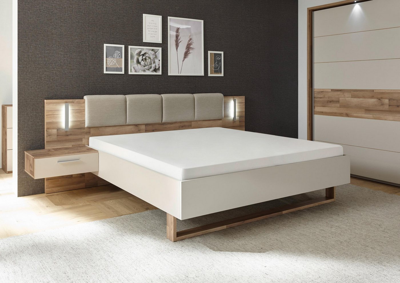 möbelando Bett Carlynn, Modernes Bett inkl. Beleuchtung aus Spanplatte in Champagner, Absetzungen in Montana Oak Nachbildung mit gepolstertem Kopfteil in Beige und 2 integrierten Nachtkommoden. Breite 306 cm, Höhe 100 cm, Tiefe 208,2 cm, Liegefläche 180x200 cm von möbelando