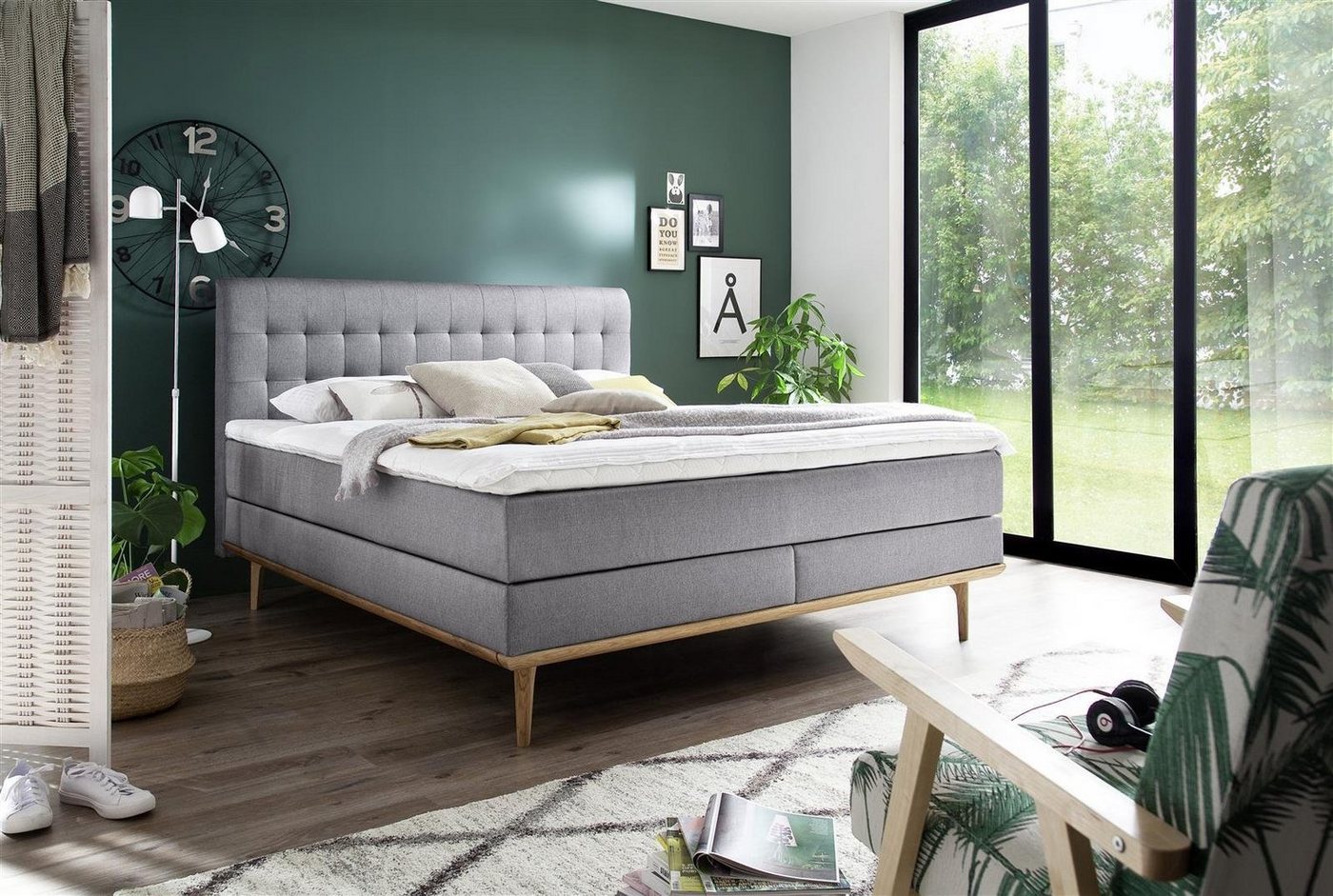 möbelando Boxspringbett Massello, Boxspringbett Massello mit Stoffbezug Porto hellgrau, Liegefläche 180x200 cm, Kopfteil gesteppt, Füße und Leistenset eichefarbig von möbelando