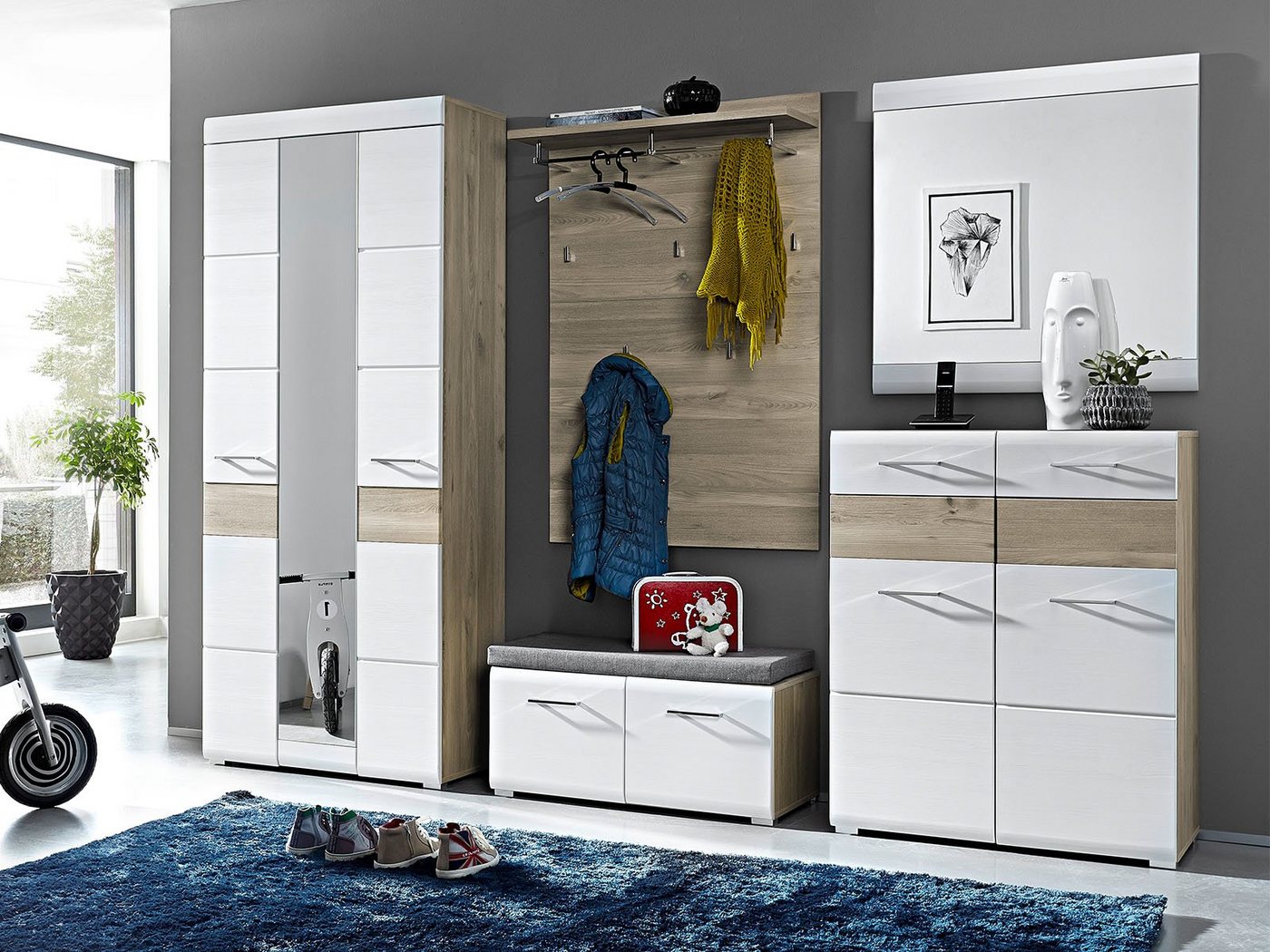 möbelando Garderoben-Set Allison, Moderne Garderobe aus Front MDF- Struktur in weiß und Absetzungen aus MDF in Silbereiche, Korpus in Silbereiche Nachbildung bestehend aus 1 Garderobenschrank, 1 Garderobenpaneel, 1 Garderobenbank, 1 Schuhschrank und 1 Spiegel. von möbelando