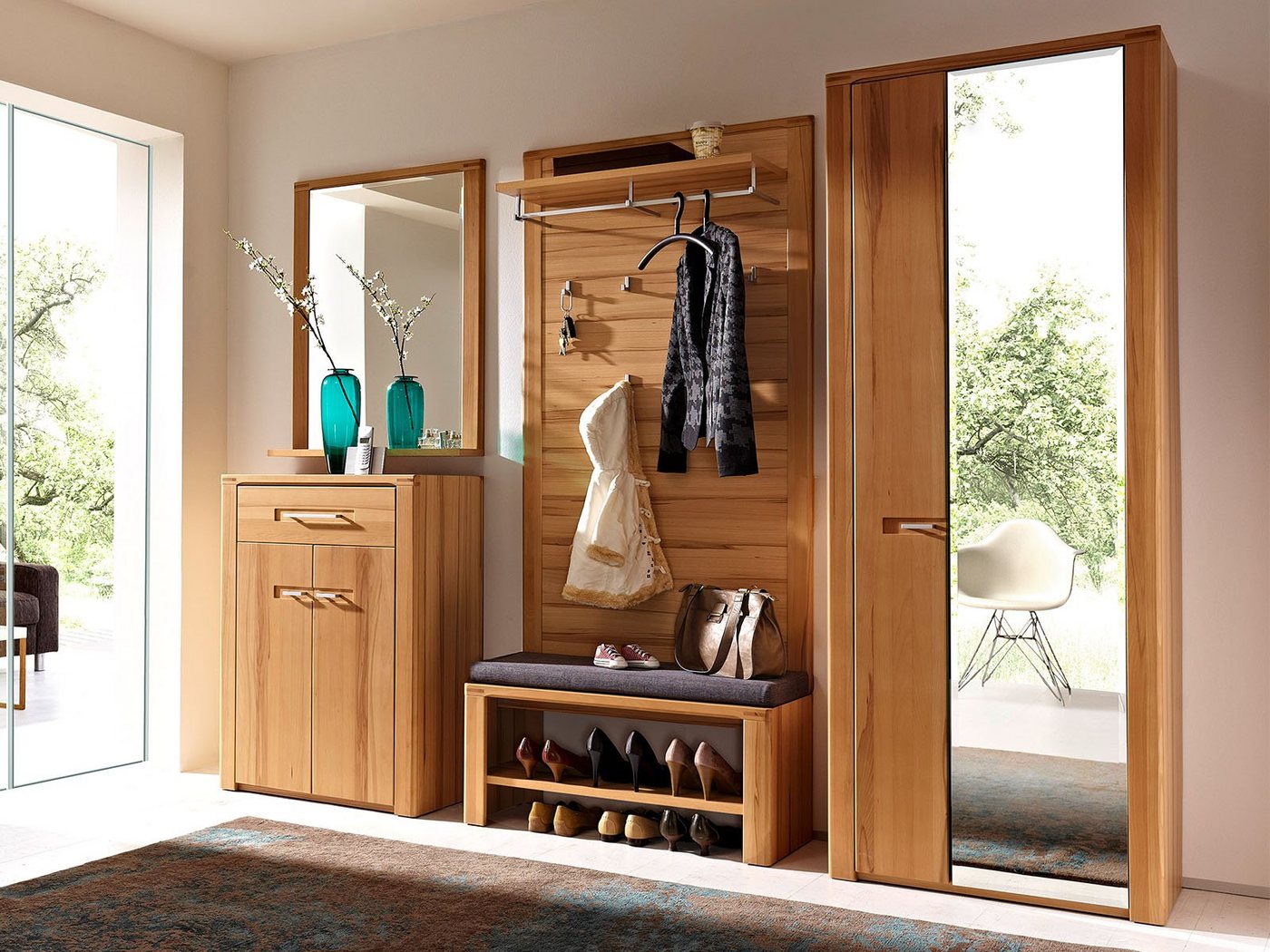 möbelando Garderoben-Set Nature Plus, Moderne Garderobe aus Front aus Kernbuche Massiv lackiert, Korpus aus Spanplatte in Kernbuche Nachbildung bestehend aus 1 Garderobenschrank, 1 Schuhschrank, 1 Garderobenpaneel, 1 Spiegel und 1 Bank inkl. Sitzkissen in grau. Breite 238 cm, Höhe 200 cm, Tiefe 40 cm. von möbelando