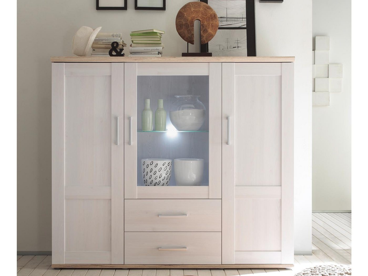 möbelando Highboard Barbara, Highboard im Landhausstil aus Spanplatte in Sibiu Lärche, Absetzungen in San Remo hell mit 1 Glas-/Holztür, 2 Türen, 2 Schubkästen, 1 Glaboden und 6 Einlegeböden, inkl. LED-Beleuchtung. Breite 156 cm, Höhe 137 cm, Tiefe 46 cm von möbelando