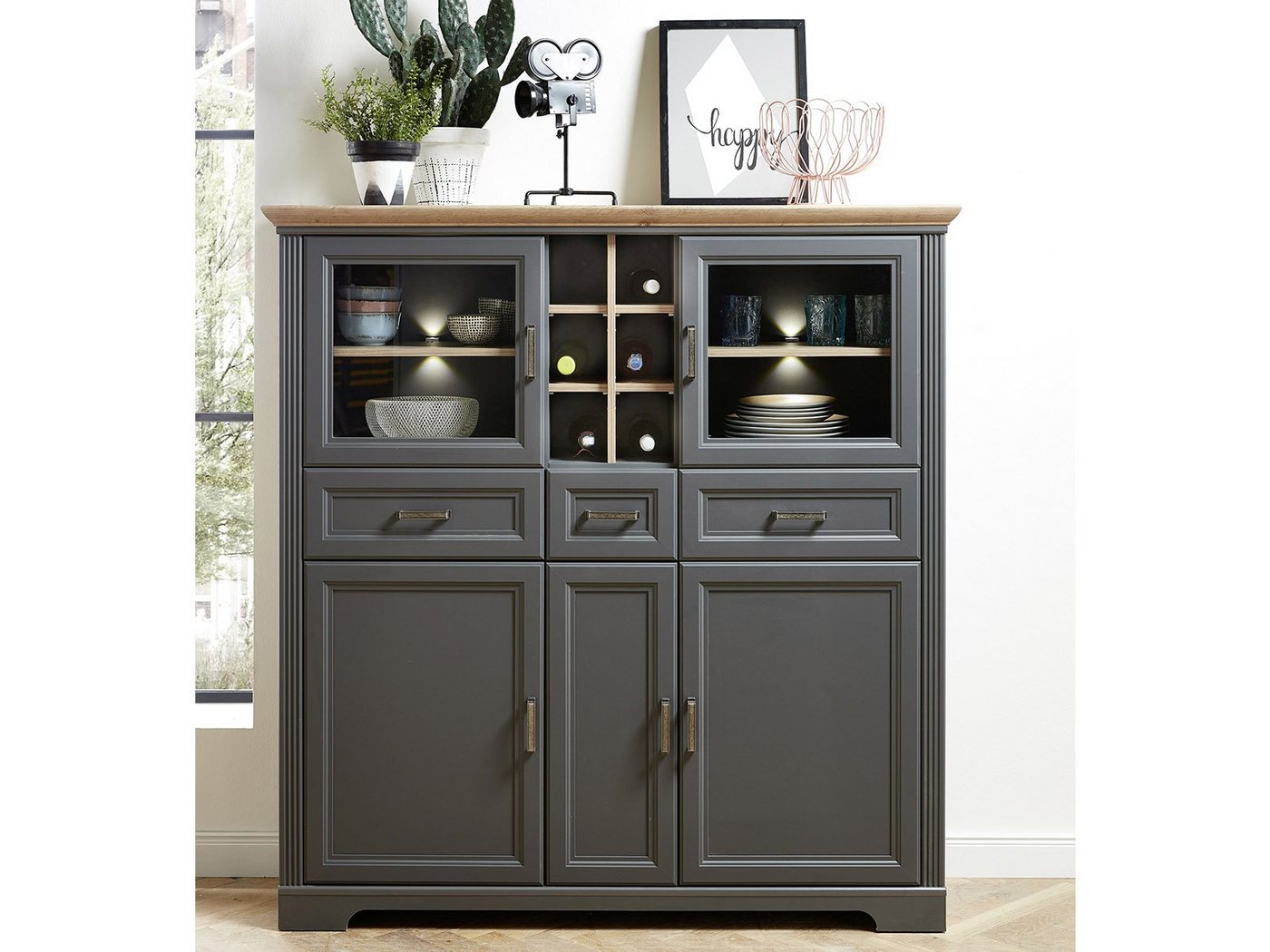 möbelando Highboard Jasmin III, Highboard mit 2 Glas-/Holztüren, 3 Holztüren und 3 Schubladen sowie 6 offene Fächer. Türen und Schubkästen mit Soft-Close-Funktion und Metallgriffen von möbelando