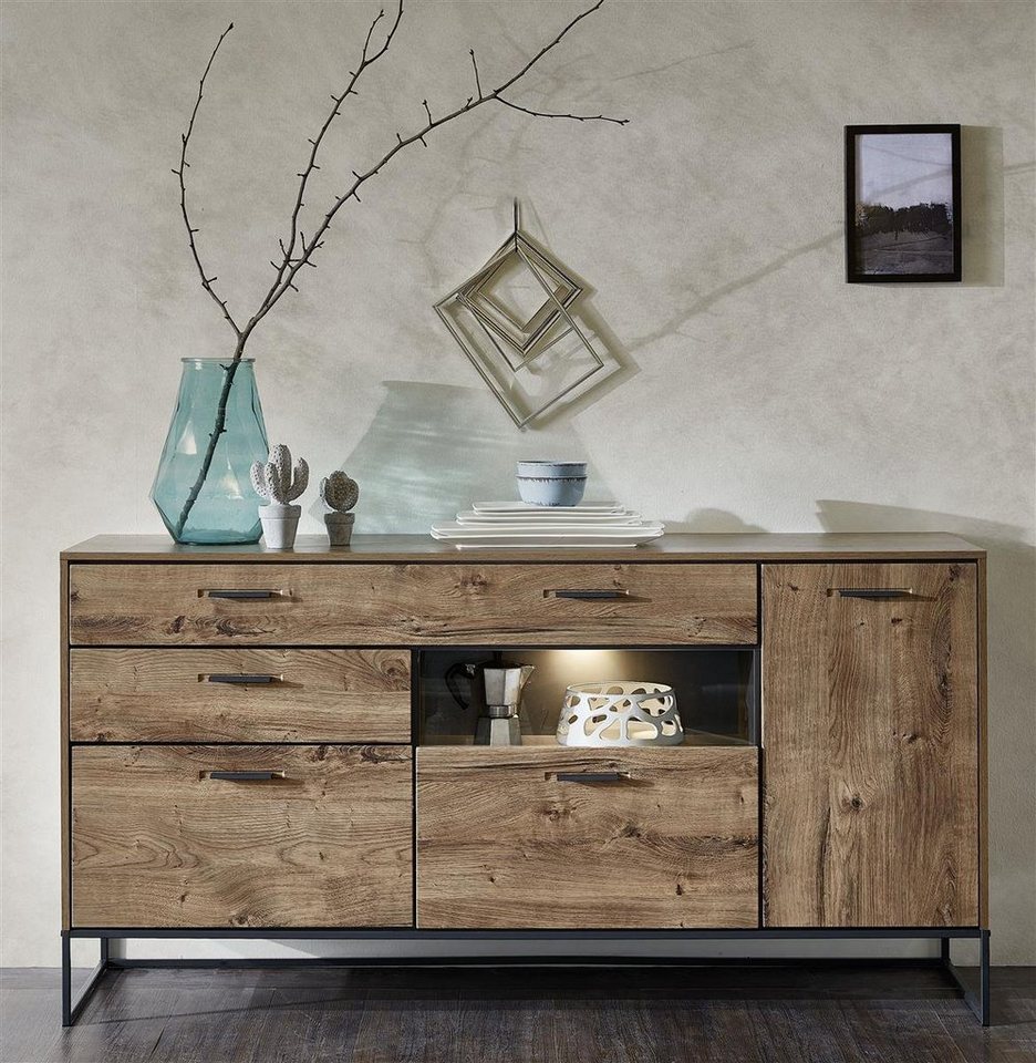 möbelando Sideboard Manhattan, Modernes Sideboard mit 1 Klappe, 1 Holztür, 2 Schubkästen, 1 Schubkasten mit Doppelzarge, 1 höhenverstellbaren Einlegeboden und 1 Glasfach, Korpus aus Spanplatte (außen: Haveleiche Cognac Nachbildung, innen: graphit), Front aus MDF in Haveleiche Cognac mit Klarglaseinsatz, Gestell aus Metall in Graphit, Griffe aus Aluminium in Anthrazitgrau gepulvert, Schubkästen mit Selbsteinzug und Softclose-Funktion, Türstopper mit Softclose, Hängebeschläge inklusive von möbelando