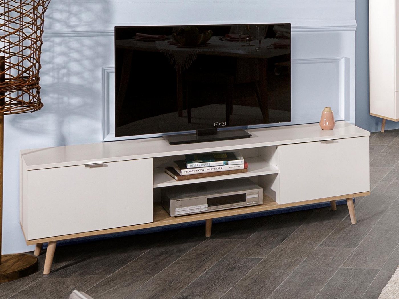 möbelando TV-Board Dalarna, Modernes TV-Lowboard aus Spanplatte in Weiß, Füße aus Massivholz in Sonoma-Eiche mit 2 Holztüren und 2 offenen Fächern. Breite 160 cm, Höhe 50 cm, Tiefe 40 cm von möbelando