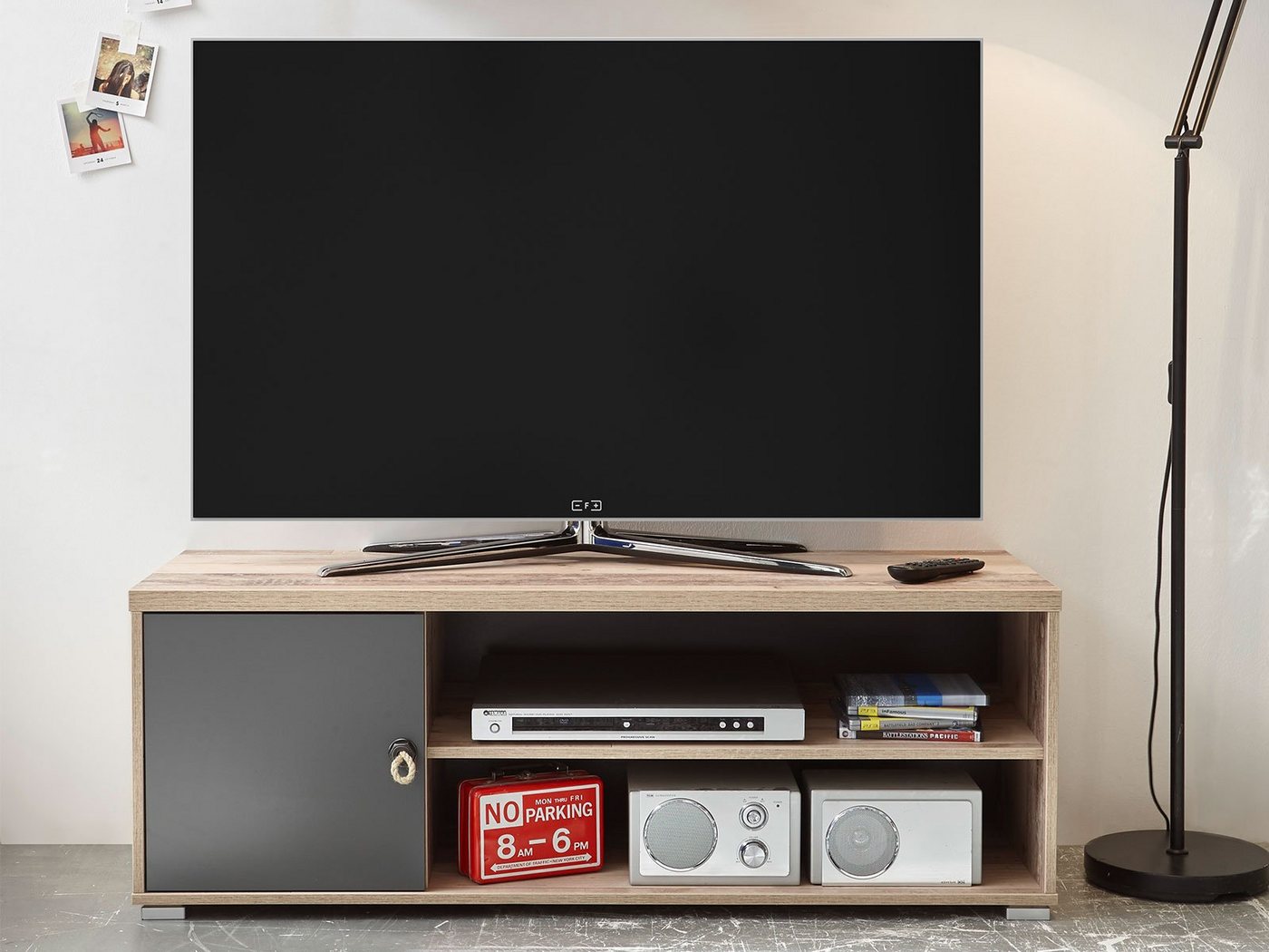 möbelando TV-Board Maila, Modernes TV-Lowboard aus Spanplatte in Old Style hell Nachbildung, Absetzungen in Anthrazit mit 1 Holztür, 2 offenen Fächern und 1 Kabeldurchlass. Breite 120 cm, Höhe 43 cm, Tiefe 42 cm von möbelando