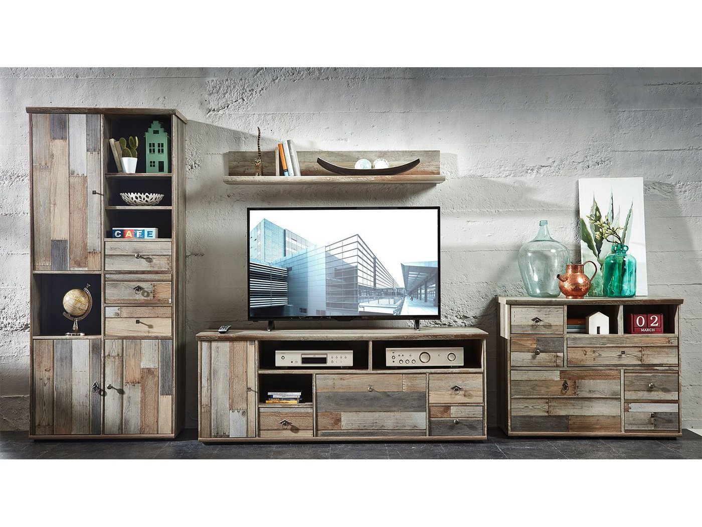 möbelando Wohnwand Britta, Wohnwand aus Spanplatte foliert in Driftwood Nachbildung bestehend aus 1x Schrank, 1x Kommode, 1x TV-Lowboard und 1x Wandboard, Griffe aus Zinkdruckguss in Antik-Optik. Stellmaß ca. Breite 374 cm, Höhe 189 cm, Tiefe 52 cm. von möbelando