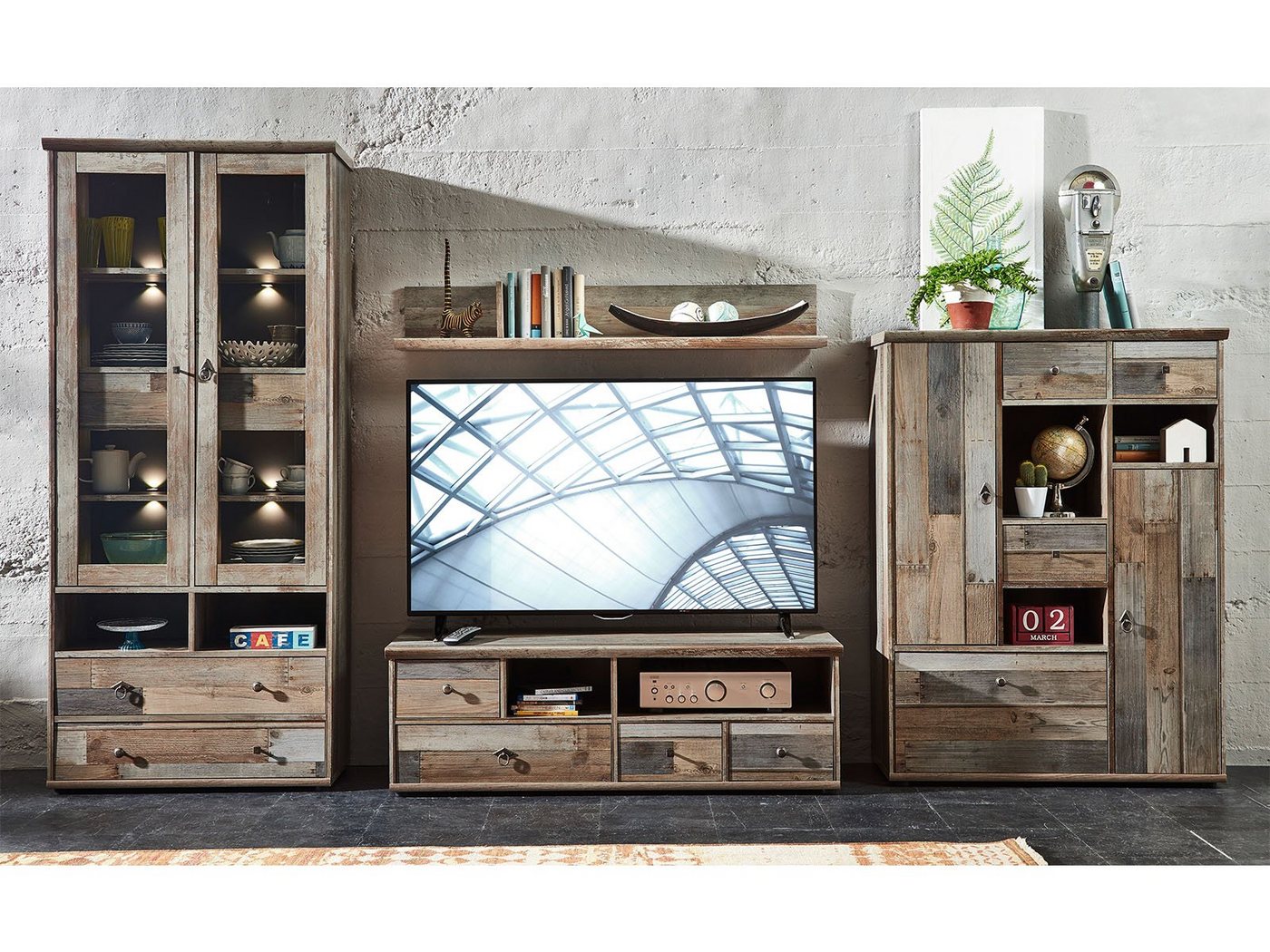 möbelando Wohnwand Britta, Wohnwand aus Spanplatte foliert in Driftwood Nachbildung bestehend aus 1x Vitrine, 1x Highboard, 1x TV-Lowboard und 1x Wandboard, Griffe aus Zinkdruckguss in Antik-Optik, inkl LED-Beleuchtung in neutralweiß. Stellmaß ca. Breite 342 cm, Höhe 189 cm, Tiefe 52 cm. von möbelando