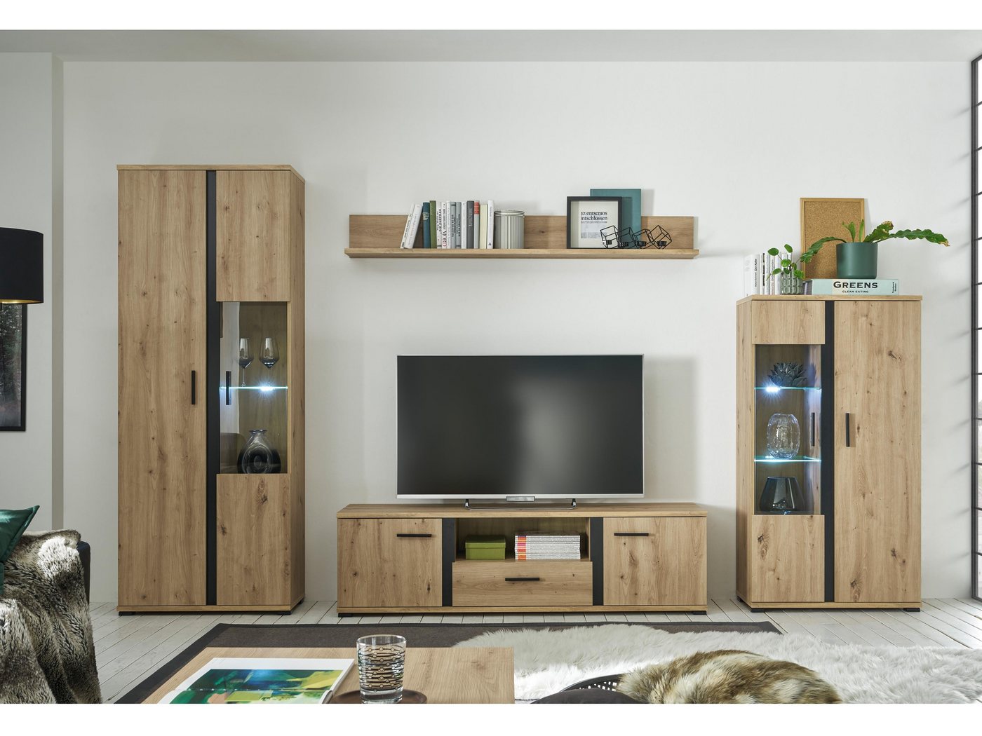 möbelando Wohnwand Kendall, (4-St), Moderne Wohnwand aus Spanplatte in Artisan Eiche Nachbildung, Absetzungen in Schwarz mit 2 Glas-/Holztüren, 4 Holztüren, 1 Schubkasten, 7 Konstruktionsböden, 3 Einlegeböden, 3 Glaseinlegeböden und 1 offenen Fach, inkl. Beleuchtung. Stellmaß ca. Breite 340 cm, Höhe 196 cm, Tiefe 40 cm von möbelando