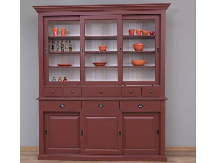 bordeaux-roter Esszimmerschrank mit Schiebetüren im Landhausstil von moebro