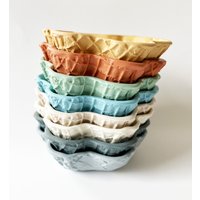 Dessertschalen/Eisbecher Mit Waffelmuster Aus Porzellan in Verschiedenen Farben Dessertschalen/Eisbecher Mit Waffelmuster Aus Porzellan in Verschiedenen Farben von moijdesign