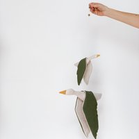 2Er Set Handgefertigte Gänse Mobiles - Vögel Aus Bio-Baumwolle Mit Grünen Flügeln Fürs Kinderzimmer Neutrale Baby Zimmer Dekorationen Geschenk von monocrom