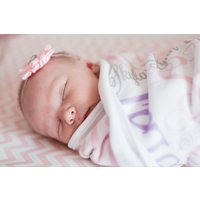 Baby-Namensdecke, Monogrammierte Personalisierte Meilensteindecke, Name Wickeln, Empfangende Decke, Handgemachtes Duschgeschenk Für Neugeborene von monogrammarketplace