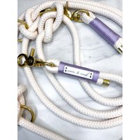 Cremefarbene Hundeleine/Tauleine „Goddess" Mit Goldenen Scherenkarabinern, Verschiedene Größen Und Farben Wählbar | Paracord & Microcord Cremefarbene Hundeleine/Tauleine „Goddess" Mit Goldenen Scherenkarabinern, Verschiedene Größen Und Farben Wählbar | Paracord & Microcord von moonandneck