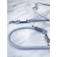 Graue/Hellgraue Hundeleine/Leine „Silverlinings" Mit Dunkelblau Glitzer Umwickelung Und Silber Karabiner - Verschiedene Größen Moon&neck von moonandneck