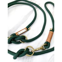 Grüne Schlupfleine/Retrieverleine „Fiercely" Mit Bronze/Roségold Leder Umwickelung Und Gold Karabiner von moonandneck