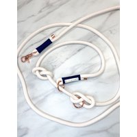 Moxonleine | Retrieverleine „Creamy" Aus Beigem Tau Mit Dunkelblauer Umwickelung Und Roségoldenem Karabiner - Verschiedene Größen Moxonleine | Retrieverleine „Creamy" Aus Beigem Tau Mit Dunkelblauer Umwickelung Und Roségoldenem Karabiner - Verschiedene Größen von moonandneck