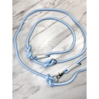 Moxonleine | Retrieverleine „Icy" Aus Hellblauem Tau Mit Weiß Leder Umwickelung Und Silber Karabiner - Verschiedene Größen Moxonleine | Retrieverleine „Icy" Aus Hellblauem Tau Mit Weiß Leder Umwickelung Und Silber Karabiner - Verschiedene Größen von moonandneck