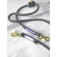 Schwarz/Weiß Hundeleine „Random" Mit Lila Umwickelung Und Gold Karabiner - Verschiedene Größen von moonandneck