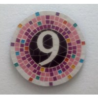 Hausnummer Mosaik Dekorativer Bordsteinappeal Hausnummer Mosaik Dekorativer Bordsteinappeal von mosaicsbyhippo