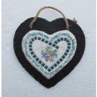 Mosaik-Herz-Wandbehang Vintage-Geschirr Auf Schieferplatte von mosaicsbyhippo