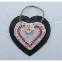 Vintage Geschirr Mosaik Herz Wandbehang Auf Schieferplatte von mosaicsbyhippo