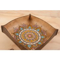 Handgefertigte Leder Tablett Mandala Muster Schreibtisch Organizer von moxieandoliver