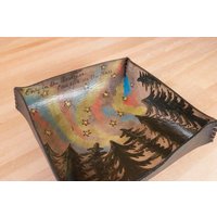 Handgefertigtes Valet Tablett Aus Leder Sterne, Bäume & Nordlichter Muster von moxieandoliver