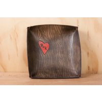 Leder Valet Tablett Für Ihn - Personalisiertes Catchall Im Schönen Muster Mit Holzgrain Und Herz Rot Antik Schwarz Drittes Jubiläum Leder Valet Tablett Für Ihn - Personalisiertes Catchall Im Schönen Muster Mit Holzgrain Und Herz Rot Antik Schwarz Drittes Jubiläum von moxieandoliver