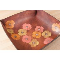 Valet Tablett - Catch-All Ledertablett Handgemacht Betttablett Schmucktablett Blumentablett Mohngarten in Rosa Gelb Orange Mahagoni von moxieandoliver
