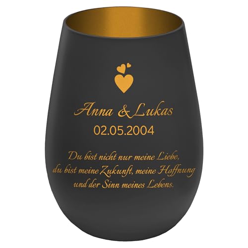Windlicht mit Gravur ''In Love'' - Schwarz/Gold - personalisierbarer Glas Teelichthalter mit Namen, Daten, Wunschtext - Höhe 12 cm - Geschenk zu Valentinstag Hochzeit Verlobung Jahrestag von mtb more energy