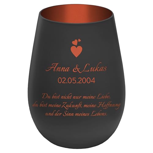 Windlicht mit Gravur ''In Love'' - Schwarz/Kupfer - personalisierbarer Glas Teelichthalter mit Namen, Daten, Wunschtext - Höhe 12 cm - Geschenk zu Valentinstag Hochzeit Verlobung Jahrestag Windlicht mit Gravur ''In Love'' - Schwarz/Kupfer - personalisierbarer Glas Teelichthalter mit Namen, Daten, Wunschtext - Höhe 12 cm - Geschenk zu Valentinstag Hochzeit Verlobung Jahrestag von mtb more energy
