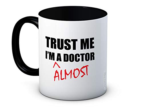 Trust Me I'm A Doctor (Almost) – Lustige Keramik-Kaffeetasse von mug-tastic