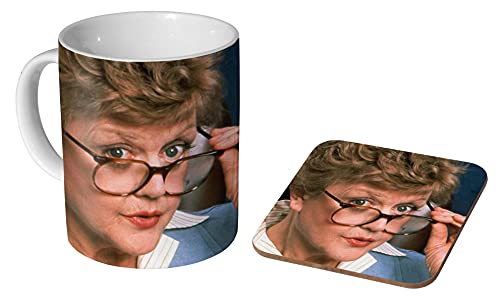 Tasse und Untersetzer aus Keramik mit der Aufschrift „Murder She Wrottee“ von Jessica Fletcher von mugmart