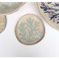 Kleine, Blau-Rosafarbene Schale/Untertasse Mit Algenmotiv Aus Glasierter Steinzeugkeramik, Handgefertigt Und Handbemalt, Ein Unikat Kleine, Blau-Rosafarbene Schale/Untertasse Mit Algenmotiv Aus Glasierter Steinzeugkeramik, Handgefertigt Und Handbemalt, Ein Unikat von mumuinparis